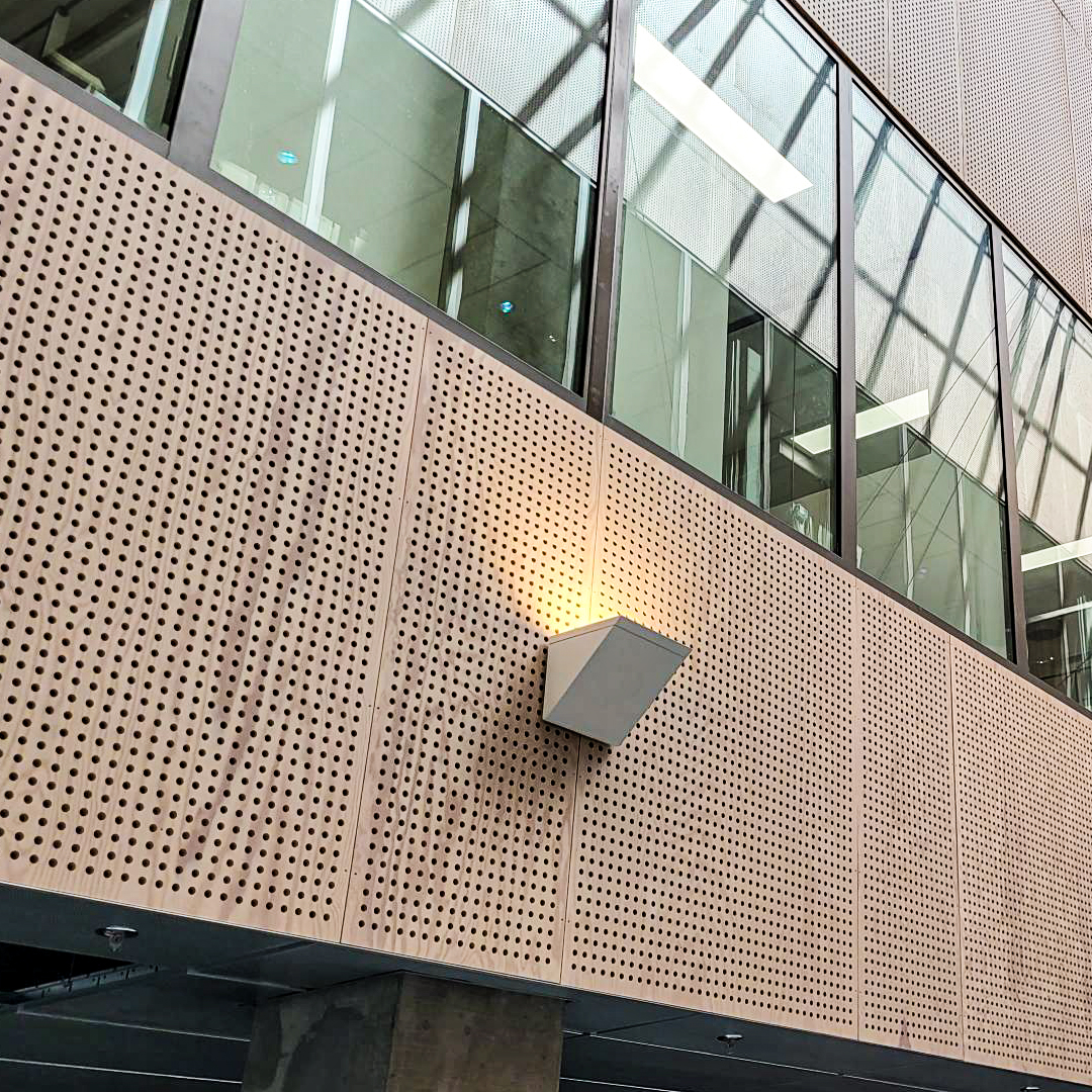 Atrium-vitpigmentera-furuplywood-inredo-akustikpanel-detalj