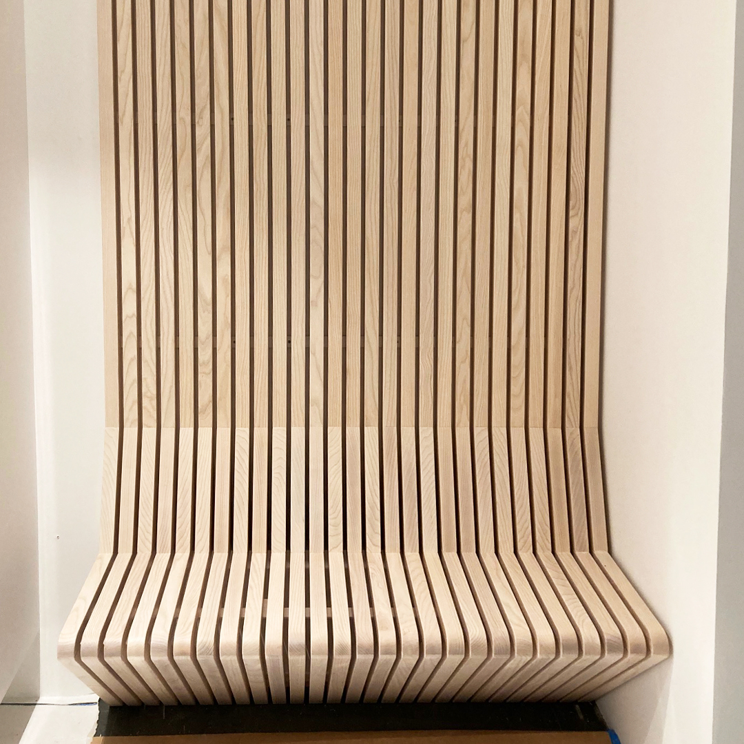 Inredo-ribbpanel-spaltpanel-inomhus-bank